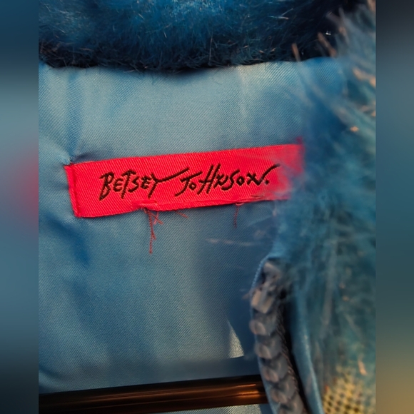 Betsy Johnson Youth Angel Puffer Vest with Faux Fur. Callouts - Picture 3 of 5